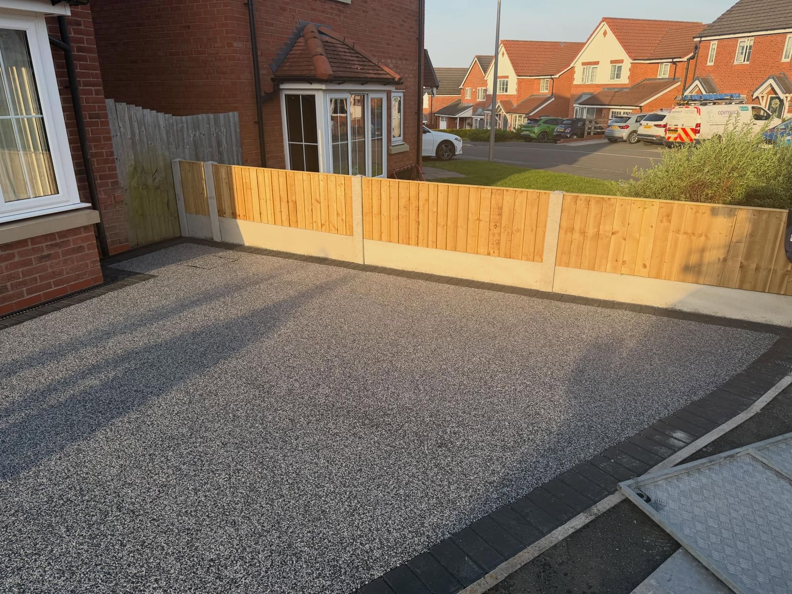 Featheredge timber fencing along resin bound drive with block soldier course
